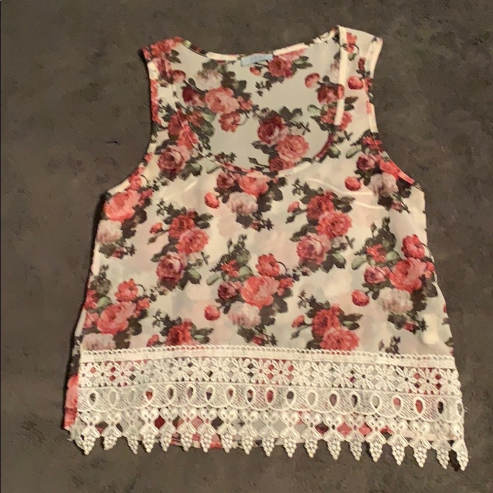 TOBI Med Floral Top